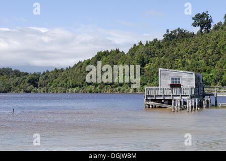 Okarito Pier, Okarito Laguna, West Coast, Mare di Tasman, Isola del Sud, Nuova Zelanda Foto Stock