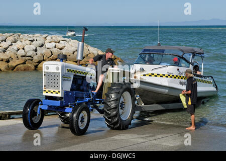 Il taxi acqueo con i turisti che viene tirata a riva, Marahau, Tasman Bay, Isola del Sud, Nuova Zelanda Foto Stock