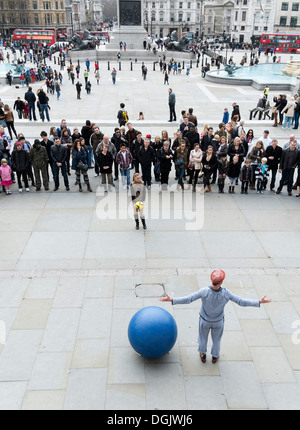 Un esecutore di strada divertente persone in Trafalgar Square a Londra. Foto Stock