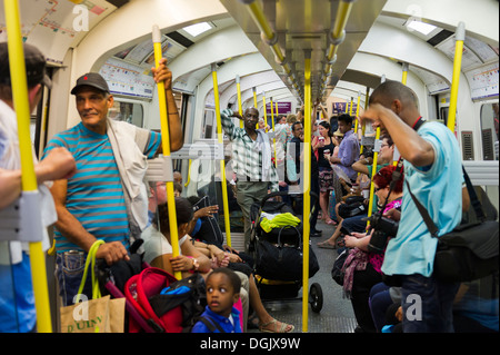 I passeggeri in un tubo caldo carrozza del treno a Londra. Foto Stock