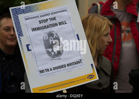 Londra, Regno Unito. 22 ottobre, 2013. Movimento contro la xenofobia protestare fuori le case del Parlamento contro l'introduzione del disegno di legge in materia di immigrazione che riforma il distacco e il sistema di ricorsi nel Regno Unito Credito: amer ghazzal/Alamy Live News Foto Stock