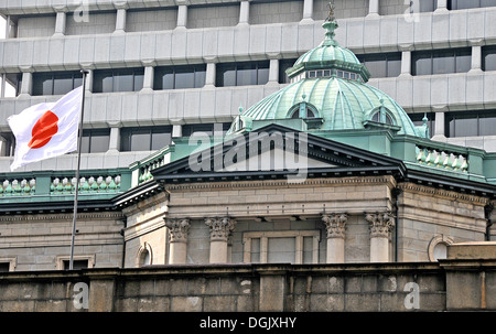 Banca del Giappone in costruzioni vecchie e nuove di Nihonbashi Tokyo Giappone Foto Stock