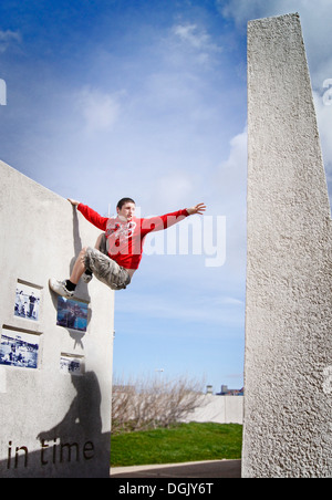 Un atleta freerunning in azione. Foto Stock