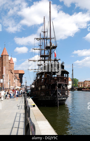 Escursione storico battello sul Motlawa nel lungo ponte in Gdansk. Foto Stock