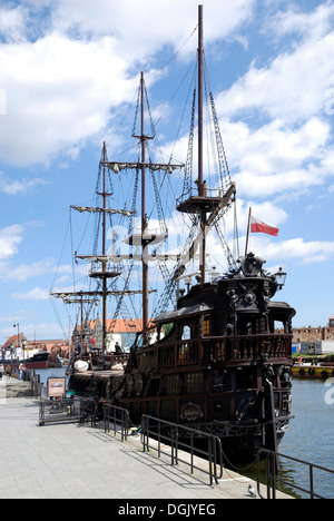 Escursione storico battello sul Motlawa nel lungo ponte in Gdansk. Foto Stock