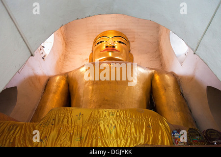 Un cramped Budda seduto in Phaya Manuha tempio di Bagan in Myanmar. Foto Stock