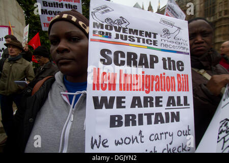 Londra, Regno Unito. 22 ottobre, 2013. Movimento contro la xenofobia protestare fuori le case del Parlamento contro l'introduzione del disegno di legge in materia di immigrazione che riforma il distacco e il sistema di ricorsi nel Regno Unito Credito: amer ghazzal/Alamy Live News Foto Stock