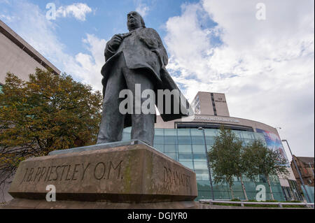 Sotto il cielo blu, realistica statua in bronzo di J.B Priestley al di fuori della Scienza & Media Museum, dello scultore Ian Judd - Bradford, West Yorkshire, Inghilterra, Regno Unito. Foto Stock