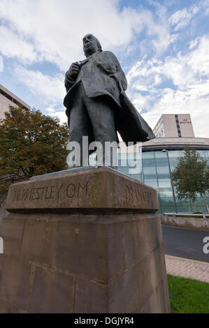 Sotto il cielo blu, realistica statua in bronzo di J.B Priestley al di fuori della Scienza & Media Museum, dello scultore Ian Judd - Bradford, West Yorkshire, Inghilterra, Regno Unito. Foto Stock