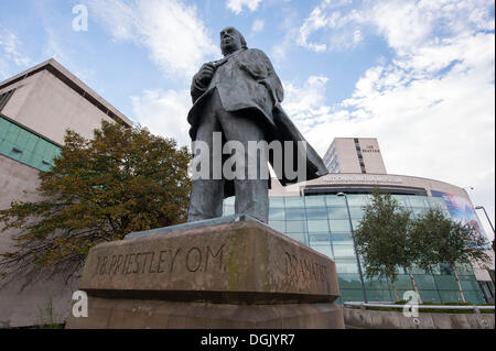 Sotto il cielo blu, realistica statua in bronzo di J.B Priestley al di fuori della Scienza & Media Museum, dello scultore Ian Judd - Bradford, West Yorkshire, Inghilterra, Regno Unito. Foto Stock