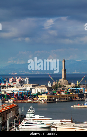 La Lanterna più antico faro di lavoro in tutto il mondo dal punto di vista di Castelletto genova liguria italia Foto Stock