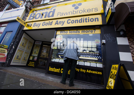 Albemarle Bond pewnbrokers e rivenditore di gioielli a Shepherd’s Bush, Londra, Regno Unito. Albemarle Bond è una delle più grandi catene di pewnbroking della Gran Bretagna, che offre prestiti garantiti contro oro, orologi e altri oggetti di valore, nonché vendite al dettaglio di gioielli e oggetti usati. Foto Stock