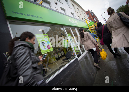 22 ottobre 2013 – esterno della filiale di Oakam dei servizi finanziari e dei prestatori di denaro a Shepherd’s Bush, Londra, Regno Unito. Oakam è un prestatore con sede nel Regno Unito che offre prestiti a breve termine e prodotti di credito, principalmente rivolti a comunità poco servite Foto Stock