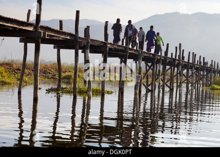 Bambini su un pontile sul Lago Inle in Myanmar. Foto Stock