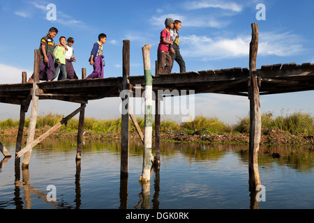 Bambini su un pontile sul Lago Inle in Myanmar. Foto Stock