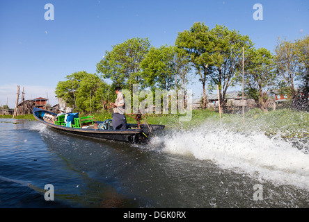 Mezzi di trasporto quotidiano sul Lago Inle in Myanmar. Foto Stock