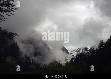 WASHINGTON - la tempesta nuvole sopra la valle incantata e il Monte Anderson nel Parco Nazionale di Olympic. Foto Stock