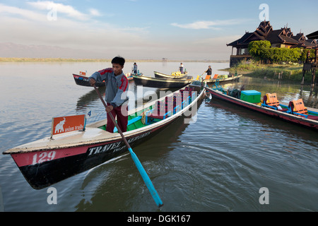 Barche ormeggiate sul Lago Inle Resort al tramonto in Myanmar. Foto Stock