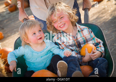 Adorabili giovane famiglia gode di una giornata presso la Zucca Patch. Foto Stock