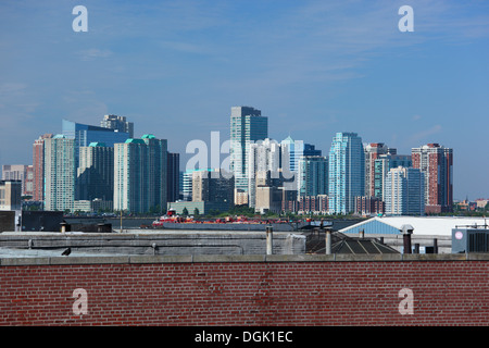 Newport, New Jersey Skyline di tutto il fiume Hudson in Manhattan, New York, Stati Uniti d'America. Foto Stock