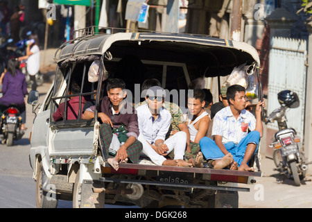 Caotico traffico stradale sulle strade di Mandalay in Myanmar con sovraccarico tipicamente i mezzi di trasporto pubblico il raccoglitore. Foto Stock