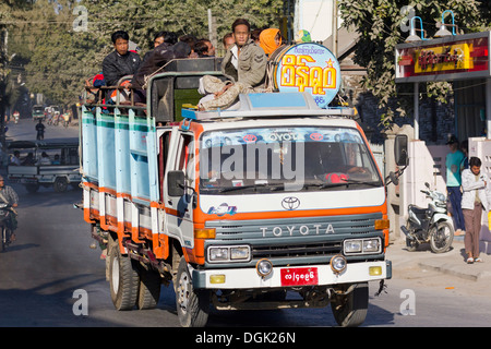 Caotico traffico stradale sulle strade di Mandalay in Myanmar con autocarro premuto in servizio per il trasporto pubblico. Foto Stock