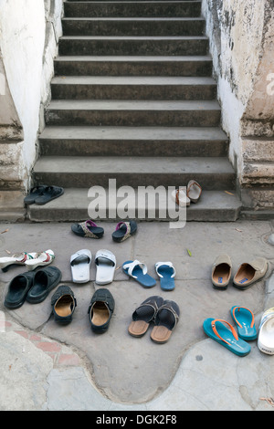 Scarpe sinistro esterno Shwe Inbin Monastero a Mandalay in Myanmar. Foto Stock