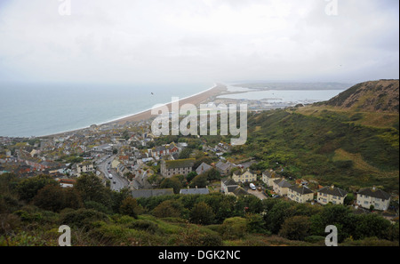 Vista guardando verso il basso sopra la città di Portland e Chesil Beach Dorset Regno Unito Foto Stock