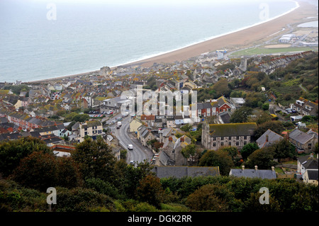 Vista guardando verso il basso sopra la città di Portland e Chesil Beach Dorset Regno Unito Foto Stock