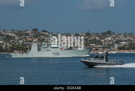 Un U.S. Sicurezza marina barca accompagnatori della Marina canadese Kingston-classe di difesa costiera nave HMCS Yellowknife (MM 706) come trans Foto Stock