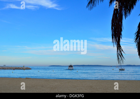 Spiaggia di Le Lavandou e barca per Ile du Levant var Cote d Azur provence, Francia Foto Stock