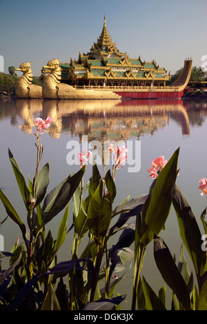 La Karaweik Royal Barge sulla sponda orientale del lago Kandawgyi a Yangon in Myanmar. Foto Stock