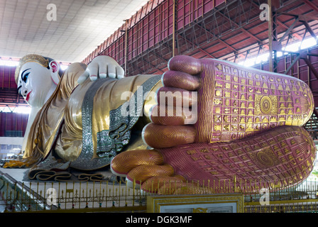 Il Buddha reclinato a Chauk Htat Gyi in Yangon in Myanmar. Foto Stock