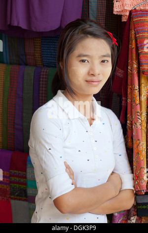 Una giovane ragazza birmano che vendono vestiti in Bogyoke (ex Scott) Mercato di Yangon in Myanmar. Foto Stock