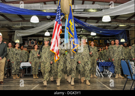 CAMP LEMONNIER, Gibuti (ott. 12, 2013) una guardia di colore sfilate i colori durante la Marina palla su Camp Lemonnier. La sfera è stata Foto Stock