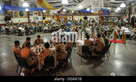 CAMP LEMONNIER, Gibuti (ott. 12, 2013) gli ospiti mangiano la cena durante la Marina palla su Camp Lemonnier. La sfera è stata organizzata per celebrare la Marina il 238th compleanno. Foto Stock