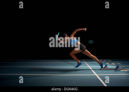 Giovane atleta femminile nella staffetta Foto Stock