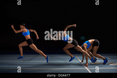 Giovane atleta femminile gara di partenza, esposizione multipla Foto Stock