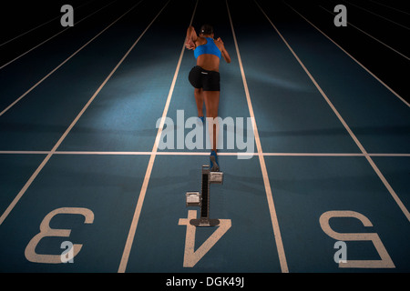 Giovane atleta femminile gara di partenza, angolo alto Foto Stock