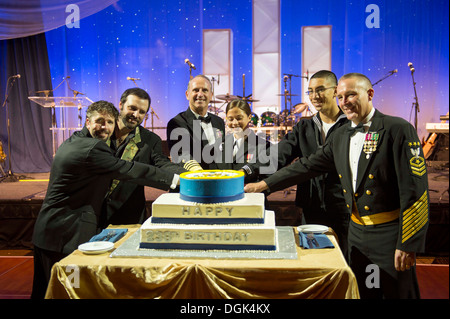 Da sinistra a destra, pensionato Navy SEAL Lt. Jason Redman, musica country cantante Mark Wills, Capo di operazioni navali (CNO) Adm. Jonathan Greenert, i due giovanissimi marinai di presenze e di Master Chief Sottufficiali della Marina Mike Stevens tagliare un compleanno Foto Stock