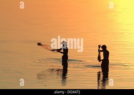 I pescatori sul lago Taungthaman in Myanmar al tramonto. Foto Stock
