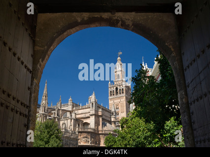 Spagna, Andalusia, Siviglia, la torre Giralda visto attraverso un arco Foto Stock