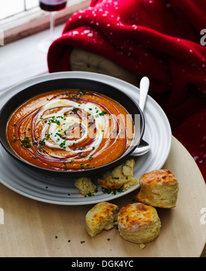 Ciotola di acero zuppa di carota con scones Foto Stock