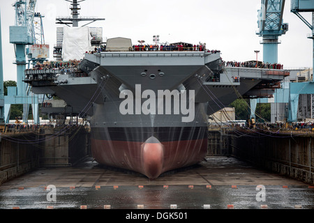 NEWPORT NEWS, Va. (ott. 11, 2013), Newport News la costruzione navale inondazioni Dock a secco 12 di galleggiare il primo nella classe portaerei, Unità Pre-Commissioning Gerald Ford (CVN 78). Foto Stock