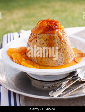 Pudding natalizio sul tavolo da giardino in luce del sole australiano Foto Stock