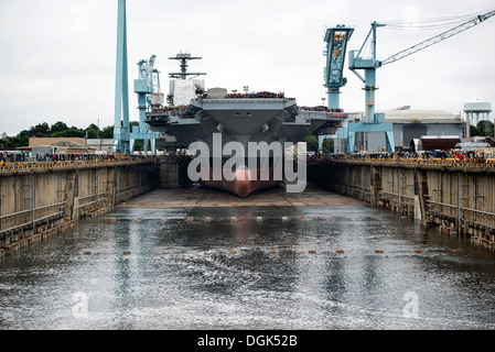 NEWPORT NEWS, Va. (ott. 11, 2013), Newport News la costruzione navale inondazioni Dock a secco 12 di galleggiare il primo nella classe portaerei, Pr Foto Stock