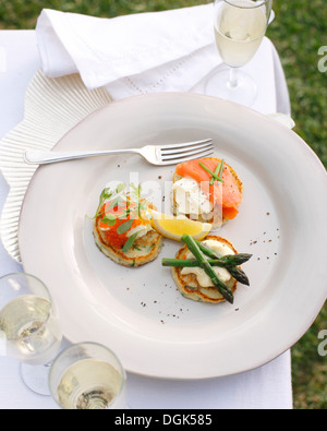 Piatto di frittelle di patate con creme fraiche, uova di salmone e asparagi Foto Stock