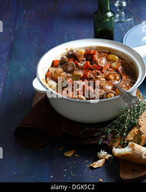 Stufato di manzo in casseruola con baguette Foto Stock