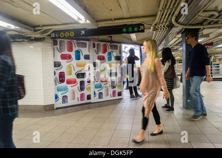 Un Uniqlo pop-up store è visto in Union Square station nella metropolitana di New York Foto Stock