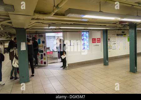 Un Uniqlo pop-up store è visto in Union Square station nella metropolitana di New York Foto Stock